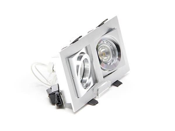 Obdĺžnikový kovový rámček do podhľadu so dvoma nastaviteľnými LED bodovými svetlami, s viditeľnými káblami.