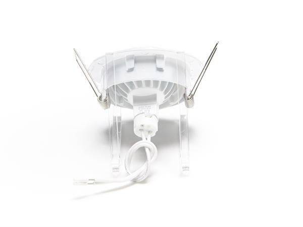 Elektronické kuchynské zariadenie s kovovými kolíkmi a káblom, používané na kontrolu teploty počas varenia.