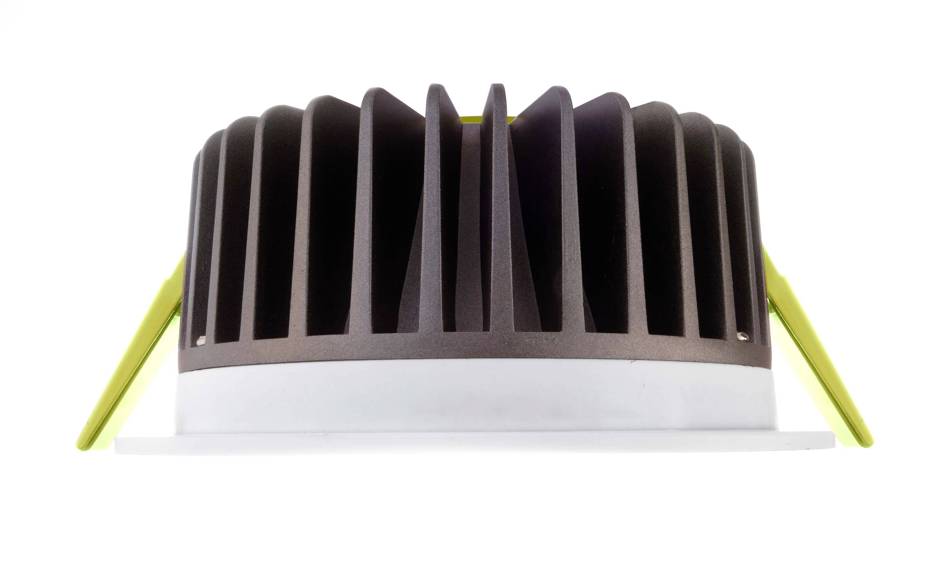 Guľatý chladič so zvislými lamelami a žltými upevňovacími prvkami, viditeľný z bočnej strany.