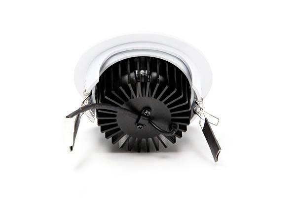Pohľad zozadu na okrúhle zapustené svietidlo s chladičom a káblom, vhodné pre moderné svetelné riešenia.