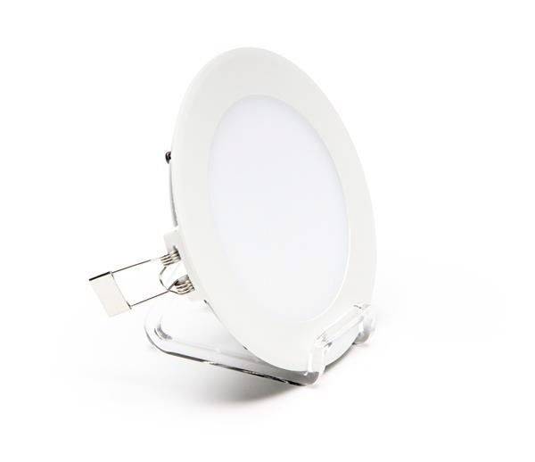 Okrúhly, biely LED stropný panel so vstavaným rámom, prezentovaný na priehľadnom podstavci. Energeticky úsporné osvetlenie.