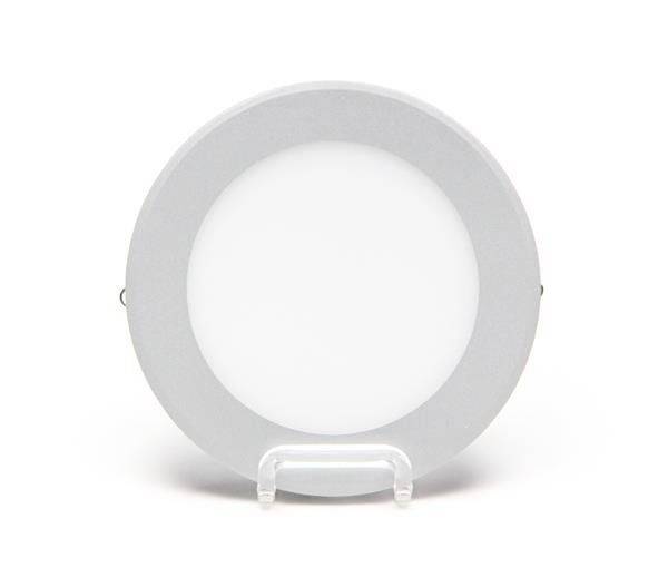 Okruhla biela stropná LED lampa so sivým okrajom, prezentovaná na priehľadnom podstavci.