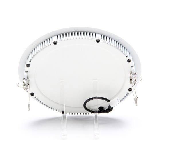 Guľatá biela stropná lampa, pohľad zdola, so zavesením pomocou dvoch kľúčov po stranách.