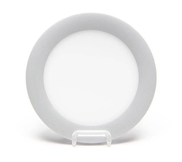 Biely, okrúhly tanier so sivým okrajom stojí vzpriamene na stojane.