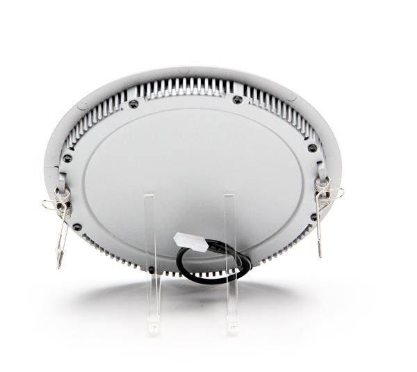 Guľaté biele LED svetlo osvetlené zdola, umiestnené na priehľadnom stojane, s viditeľným káblom a upevňovacími svorkami.