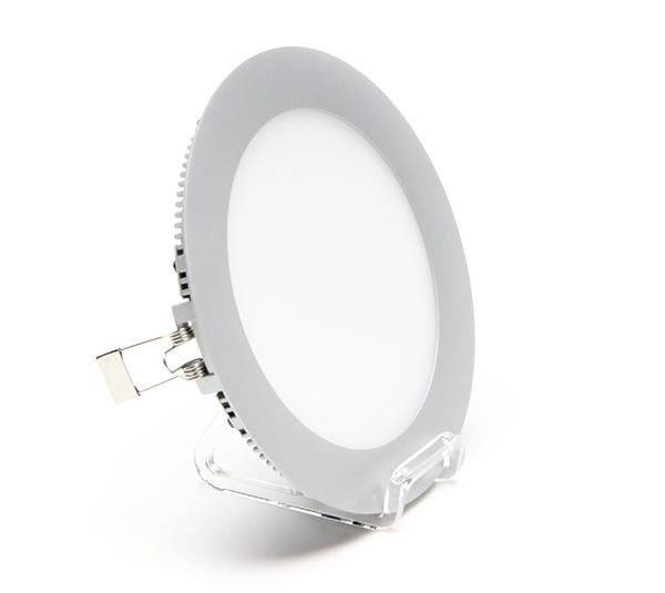 Okrúhla LED lampa s bielym rámom na bielom pozadí. Mierne naklonená stojí na priehľadnom podstavci.