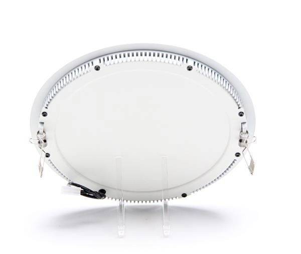 Okrúhle biele technické zariadenie s prípojkami a káblami, prezentované na priehľadnom stojane.