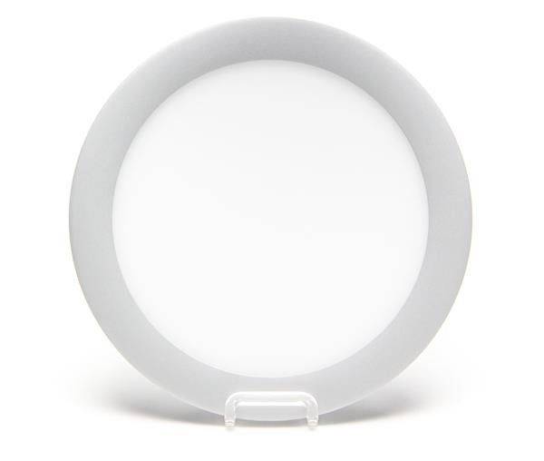 Okrúhly LED panel s bielym svetlom, obklopený sivým rámom. Stojí na malom priehľadnom podstavci.