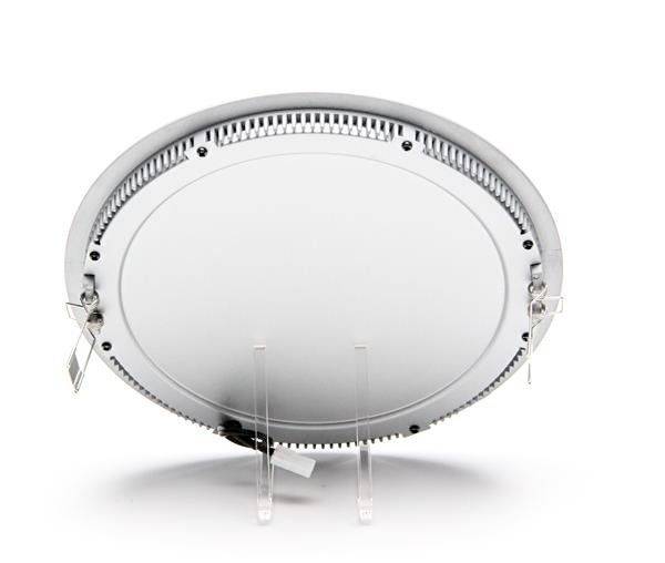 Okrúhle ploché LED stropné svietidlo so strieborným lemovaním, prezentované na priehľadnom podstavci.