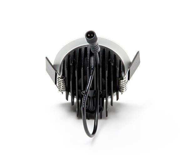 Pohľad zozadu na okrúhlu čiernu LED lampu s chladiacimi rebrami a káblom vyčnievajúcim dozadu.