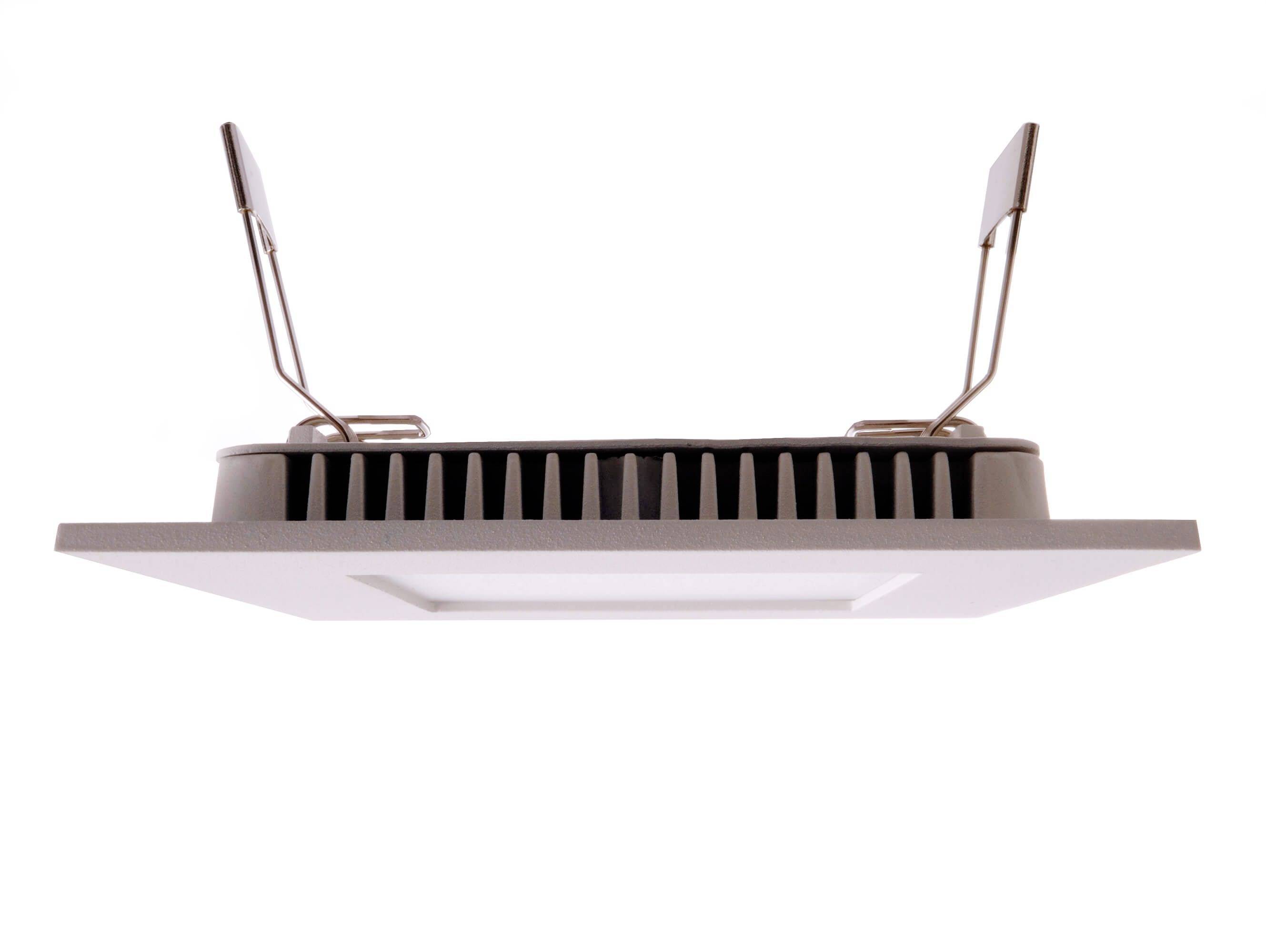 Zapustené svietidlo so štvorcovým rámom a dvoma montážnymi svorkami, pohľad z boku. Ideálne vhodné pre stropy alebo steny.