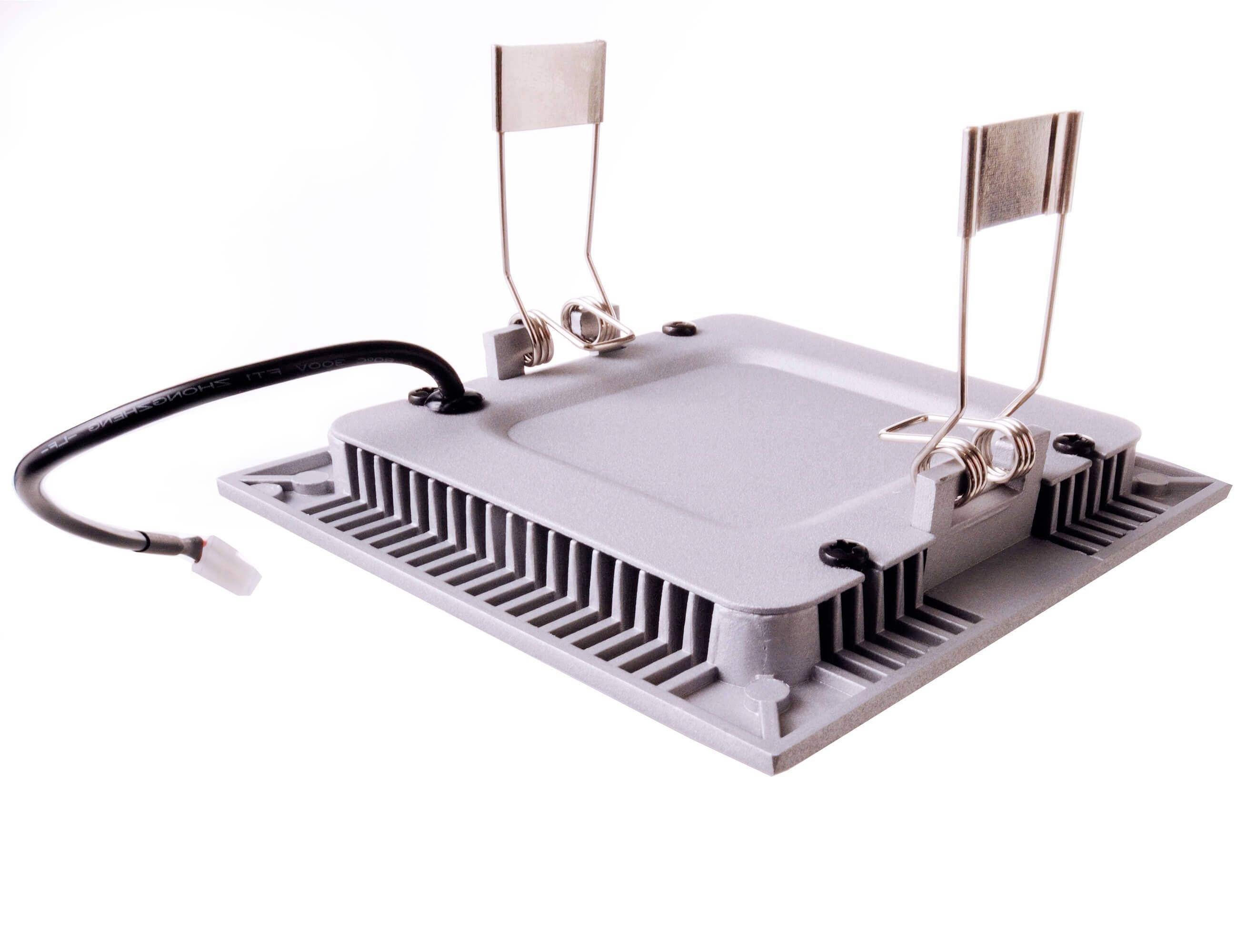 Štvorcový chladič z kovu s chladiacimi rebrami a pripojeným káblom. Má dve kovové svorky na upevnenie.
