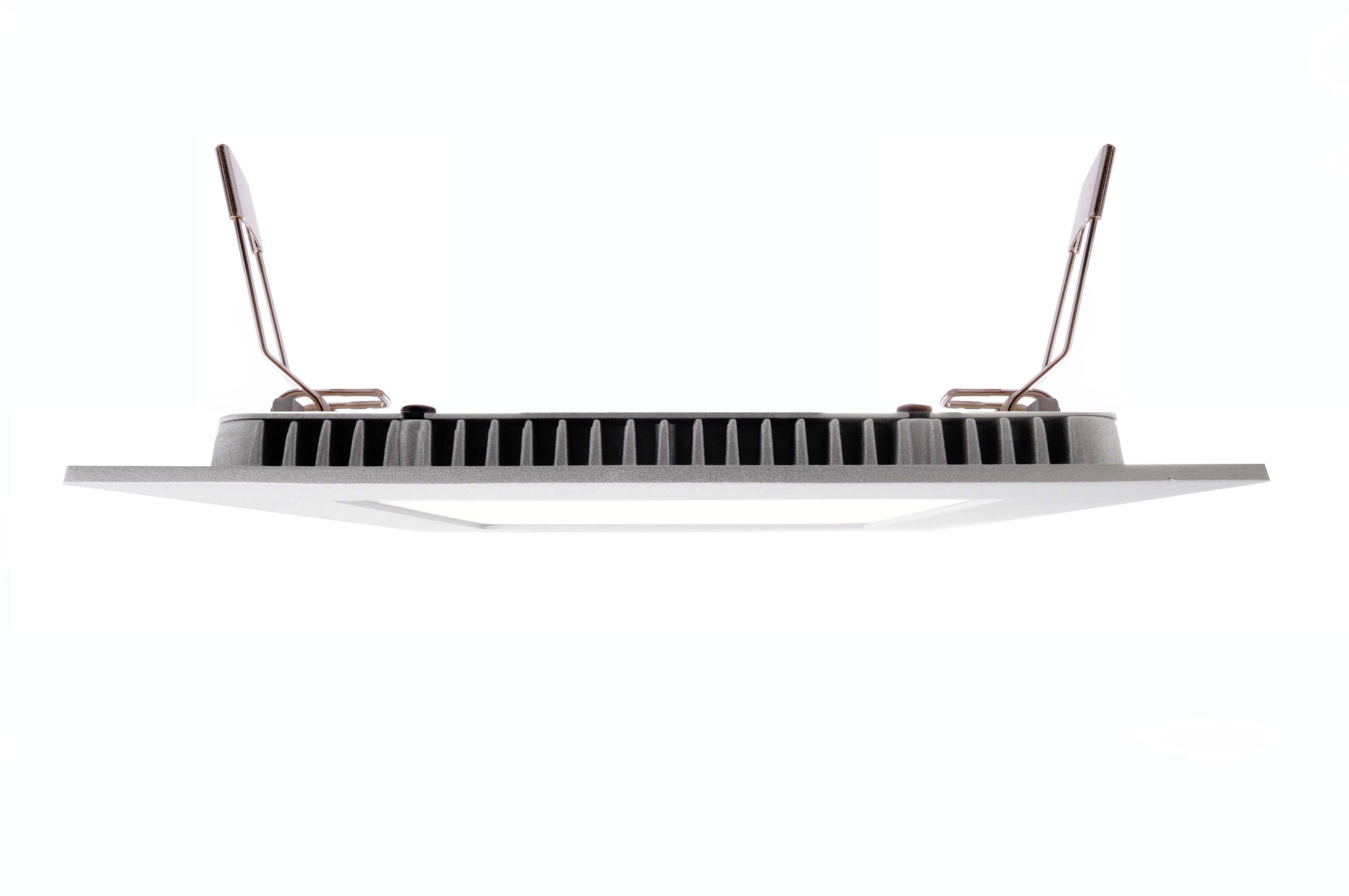 Ploché LED panelové svietidlo s dvoma kovovými svorkami na upevnenie, pohľad z boku. Vhodné na stropnú montáž pre nepriame osvetlenie.