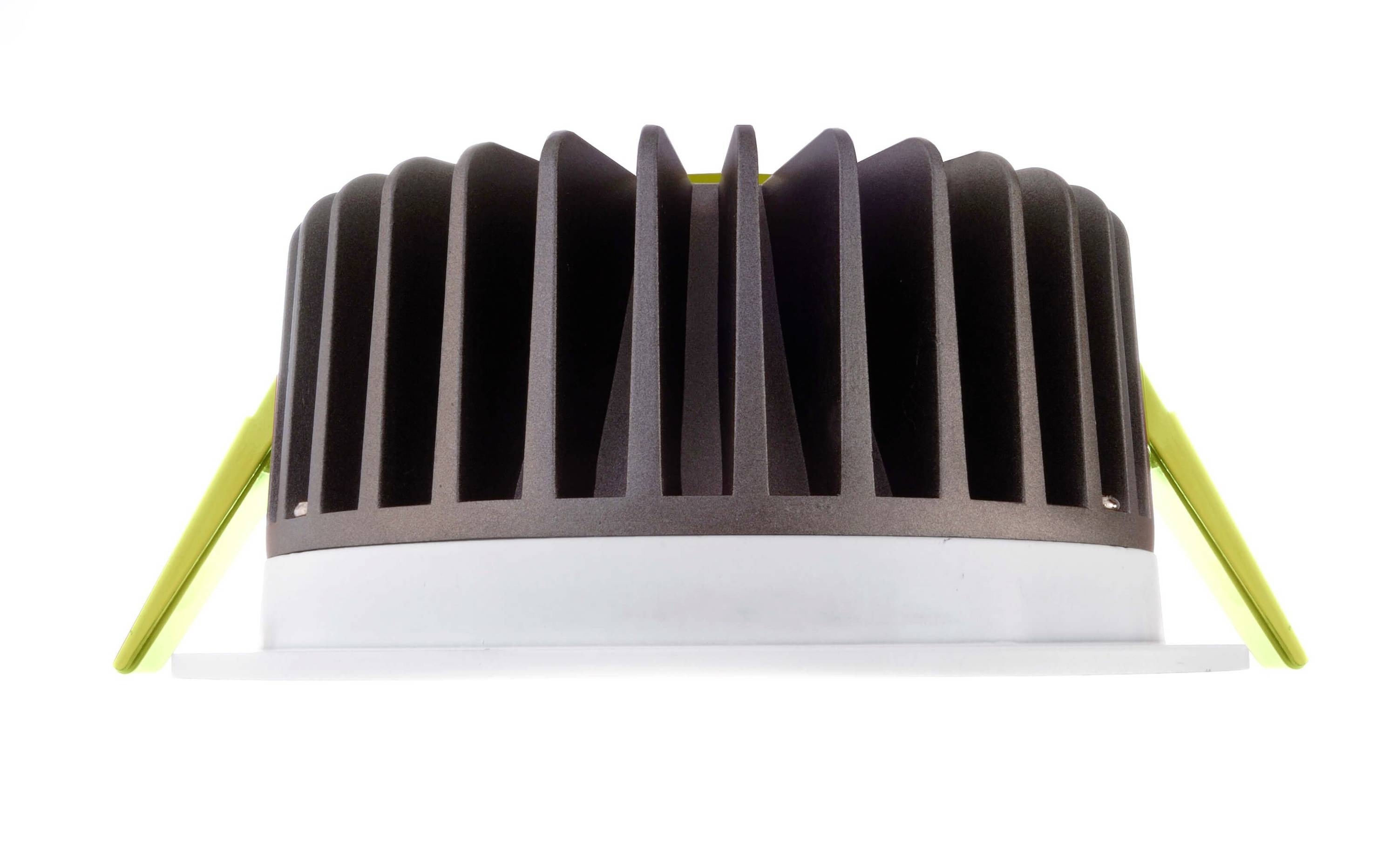 Kruhový chladič s vertikálnymi lamelami a žltými bočnými podperami, používaný na odvod tepla v elektronických zariadeniach.