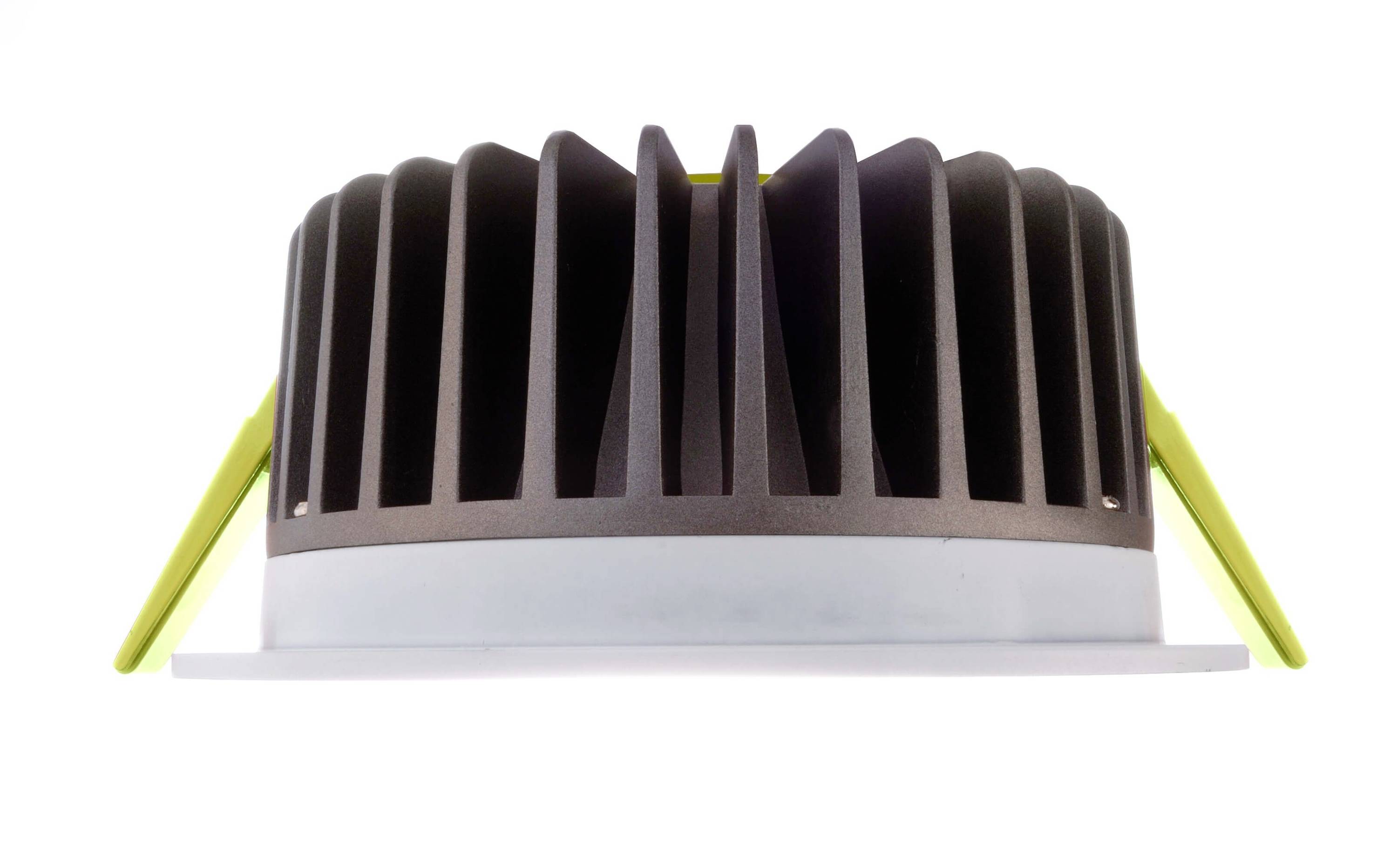 Guľatý, tmavosivý chladič so zvislými rebrami a žltým držiakom na bielom pozadí.