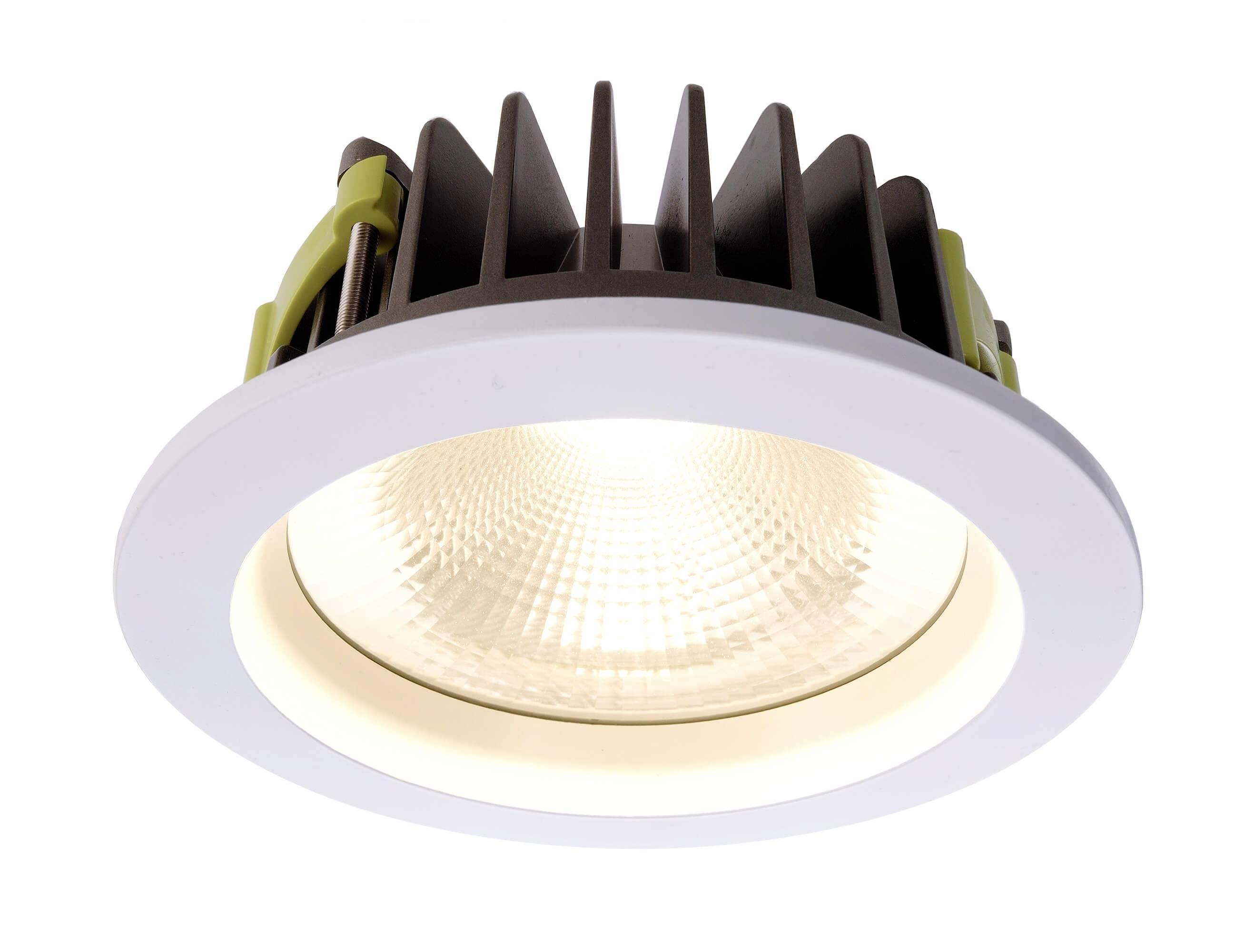 Okrúhle LED stropné svietidlo s bielym rámom a čiernym chladičom, ktoré svieti jasným svetlom. Vhodné pre modernú interiérovú osvetu.