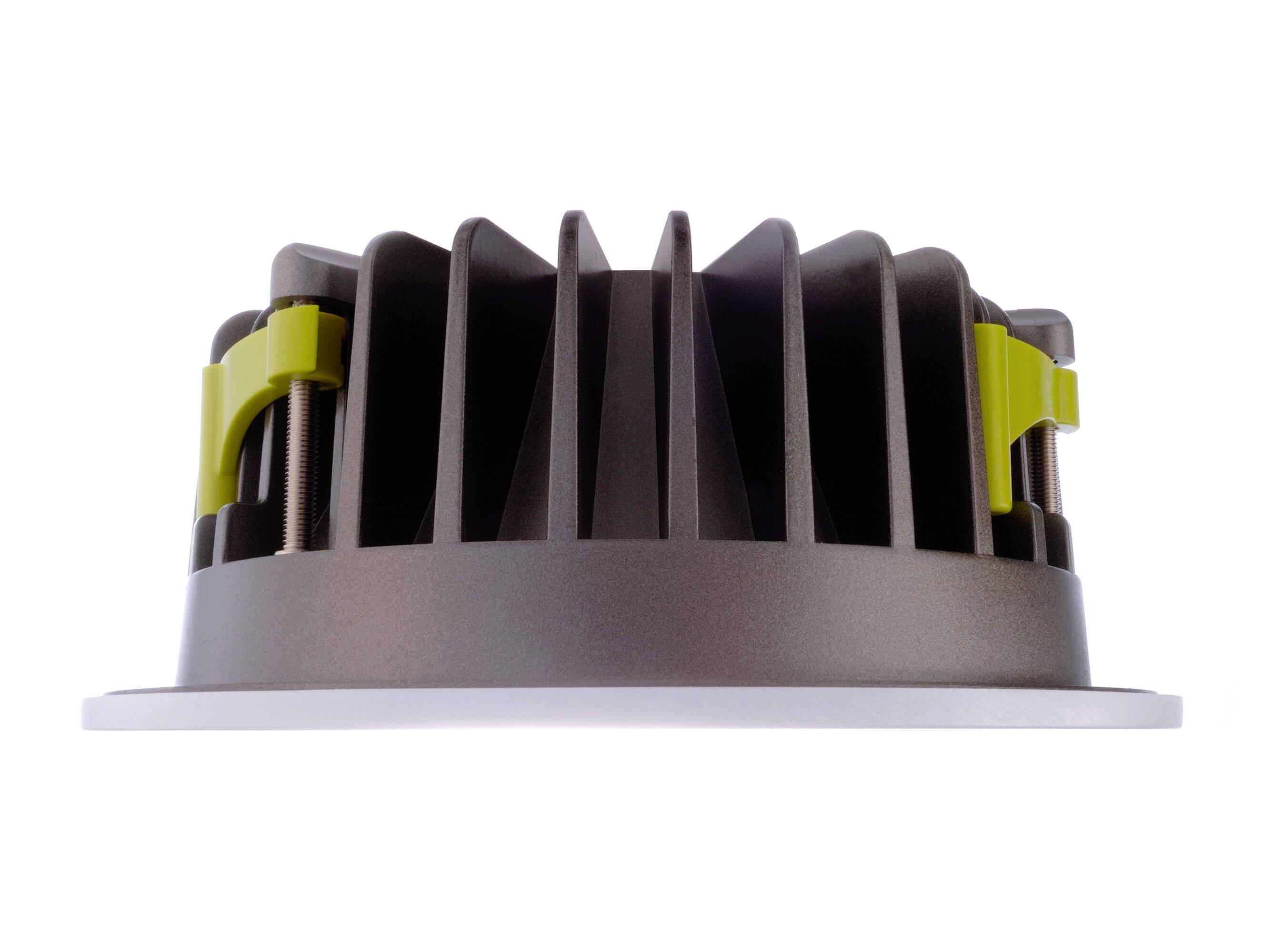 LED zapustená lampa s chladiacimi rebrami a žltými svorkami, horizontálne orientovaná.