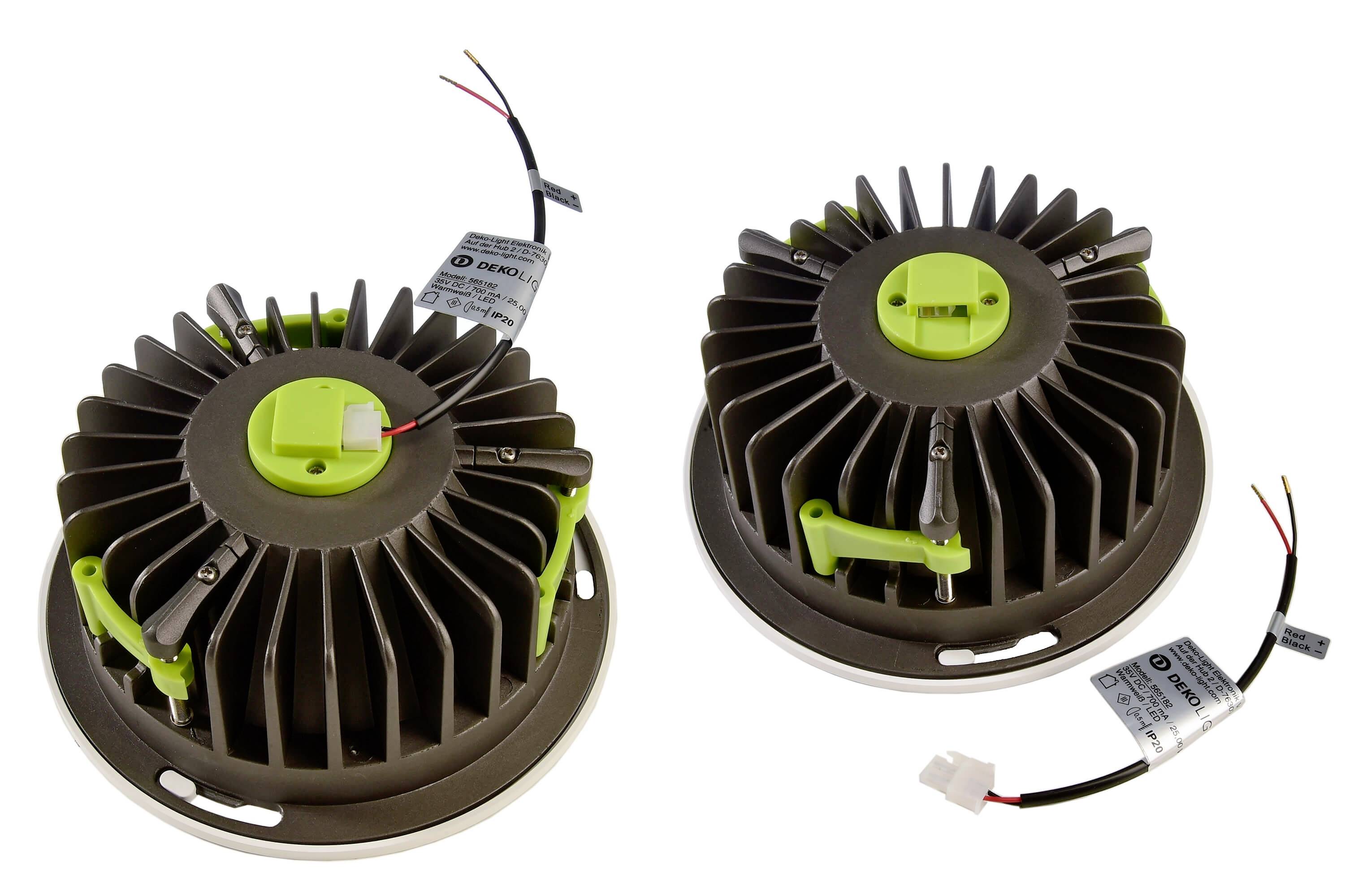 Dva okrúhle LED svetelné moduly s chladičmi a káblami, umiestnené v protichodných smeroch.