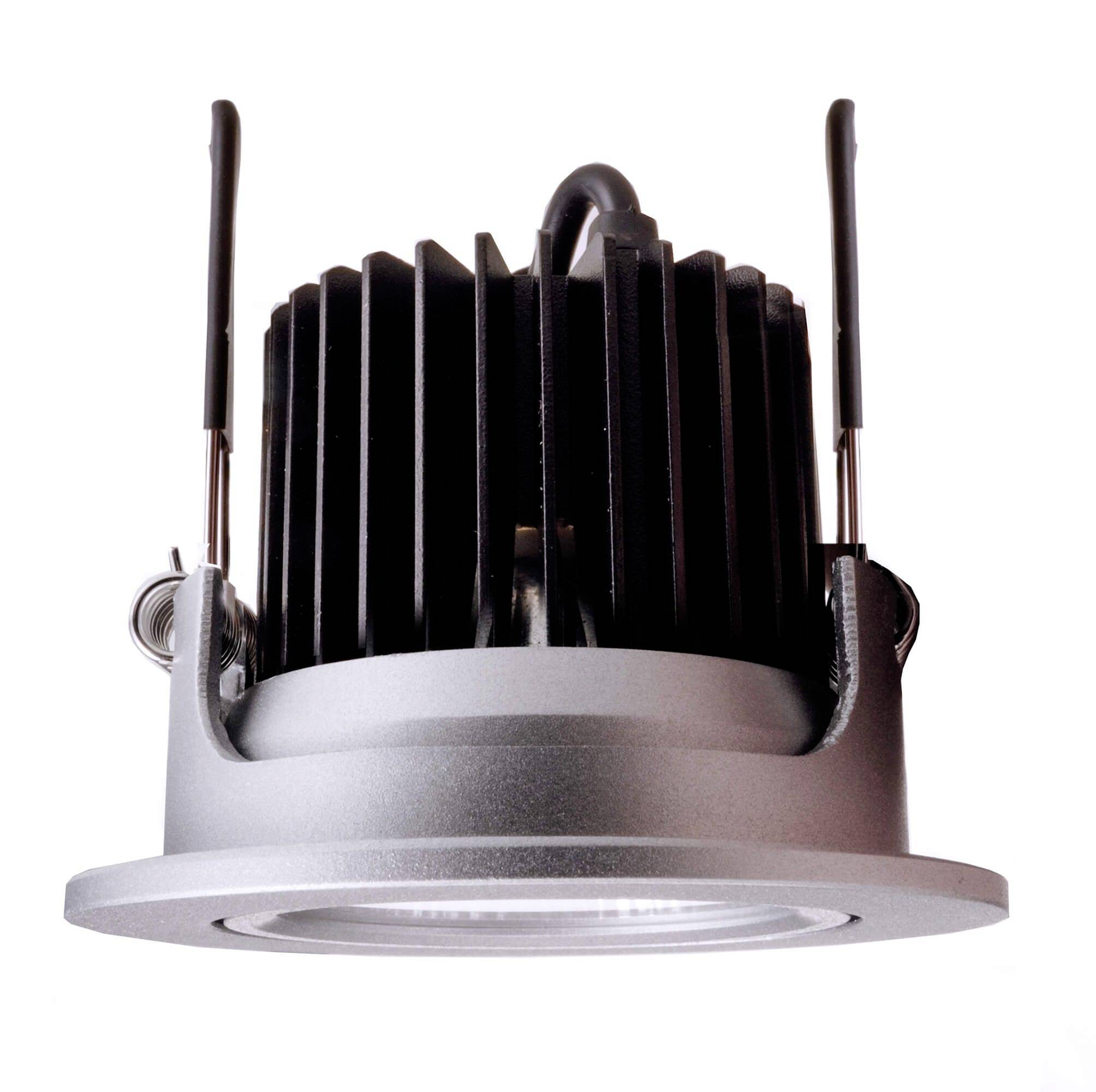 LED podhľadový svetlomet s okrúhlym strieborným rámikom a chladiacimi rebrami, určený na montáž na strop, pohľad spredu.