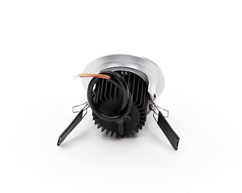 LED vstavaná lampa so strieborným okrajom, čiernym chladičom a vyčnievajúcimi vodičmi. Pripravená na inštaláciu.