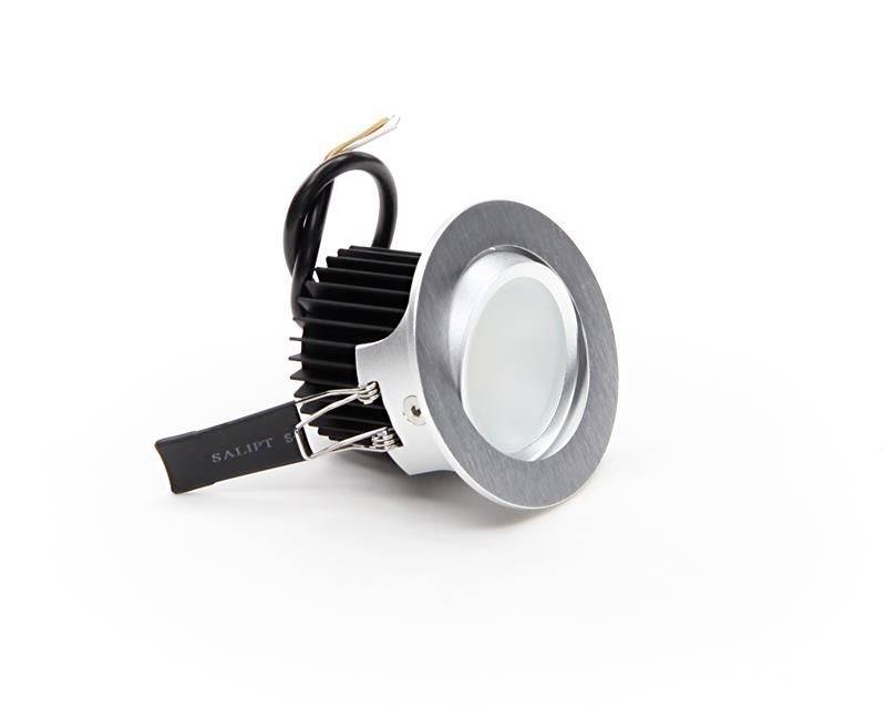 Guľatý strieborný LED podhľadový reflektor s čiernym chladičom a káblami. Vhodný na inštaláciu do stropu alebo na stenu.