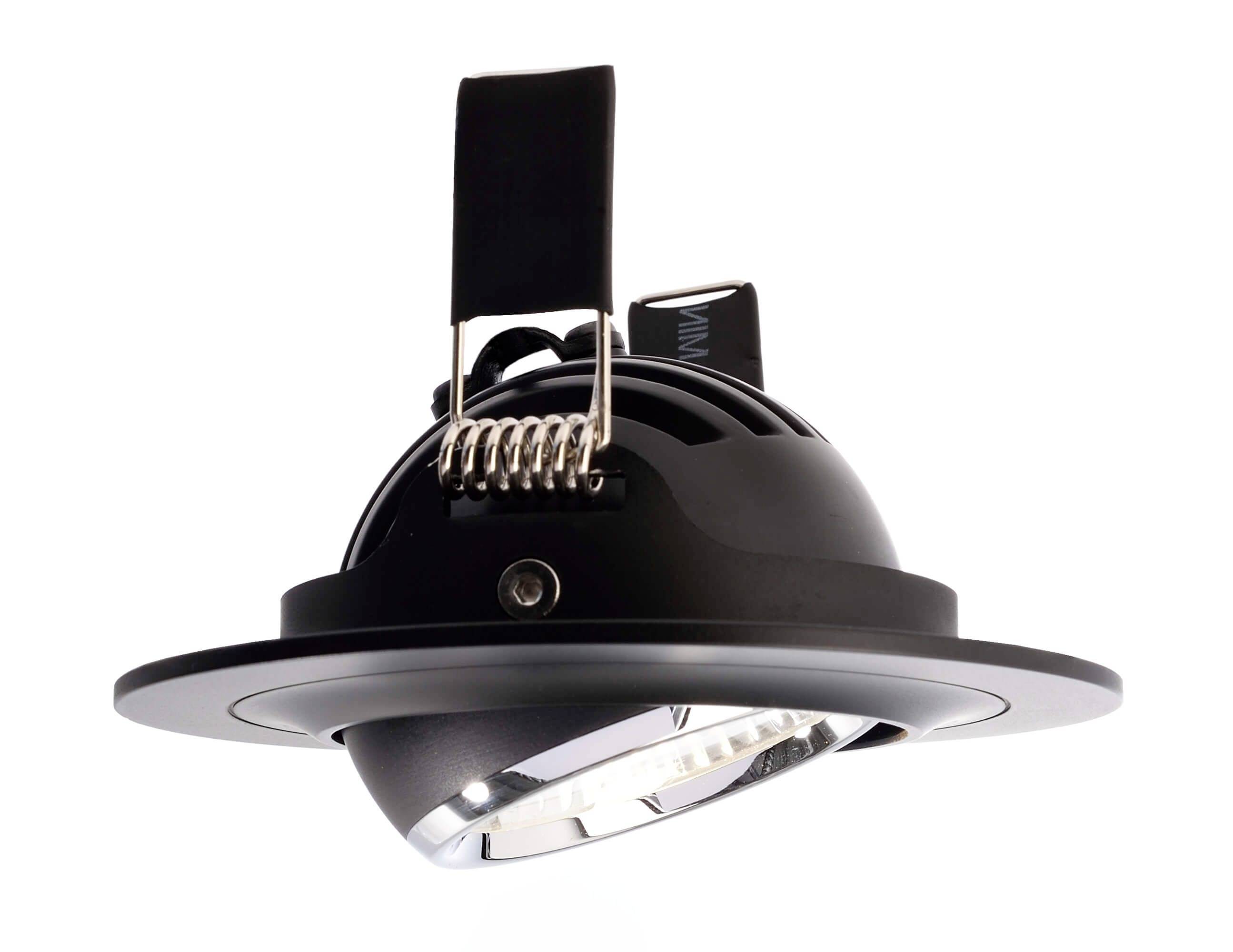 Podhľadový stropný spot s okrúhlym čiernym telesom a nastaviteľnou svetelnou hlavicou. Ideálny pre akcentové osvetlenie v interiéroch.