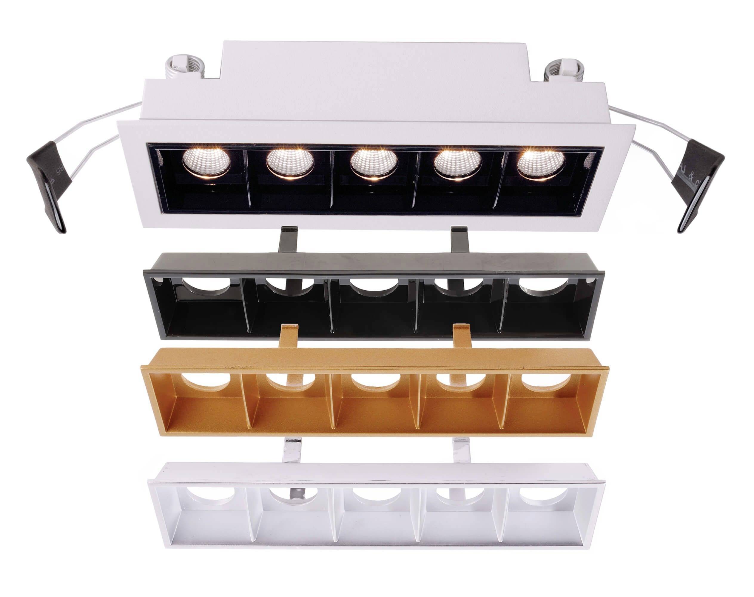 Obdĺžniková, biela stropná lampa s viacerými svetelnými zdrojmi. Tri príklady zobrazenia s rôznymi farbami rámov: čiernou, zlatou, bielou.