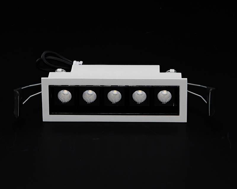 Obdĺžnikový LED downlight s piatimi svetlami, montovateľný, na čiernom pozadí, vhodný pre modernú interiérovú osvetlenie.