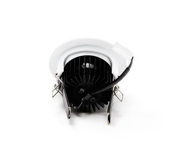 LED stropné svetlo z kovu a plastu, s kruhovým rámom a chladiacimi rebrami, leží prevrátené na bielom povrchu.