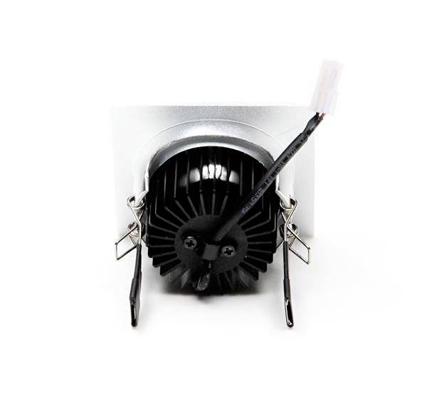 Stropný LED zapustený reflektor s okrúhlym krytom, chladiacimi rebrami a čiernym káblom vedúcim dozadu.