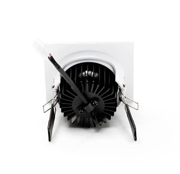 LED downlight, pohľad zozadu: Guľatý chladič a káblové pripojenie, vhodné na montáž na strop.