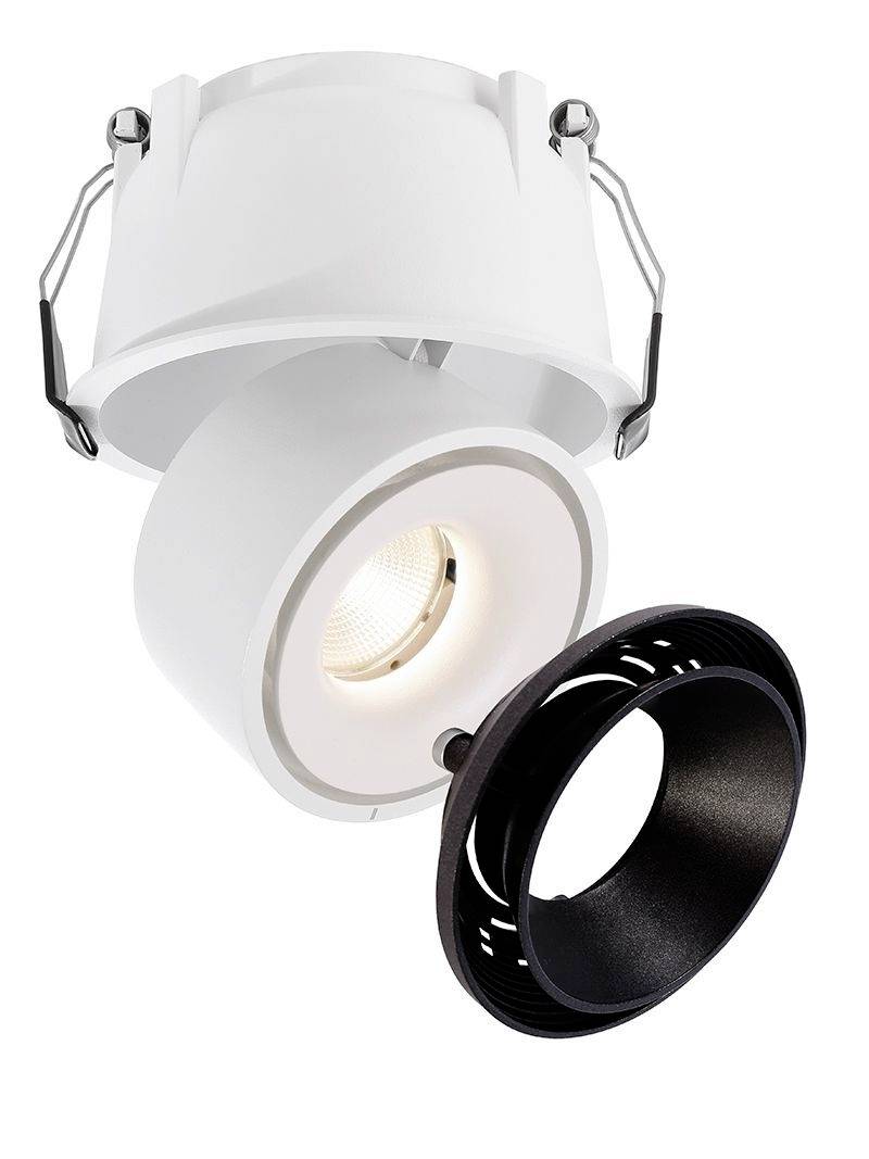 Nastaviteľný LED reflektor v bielom kryte s čiernym prsteňom určený na stropnú inštaláciu, vhodný na cielenú svetelnú distribúciu a zvýraznenie priestoru.
