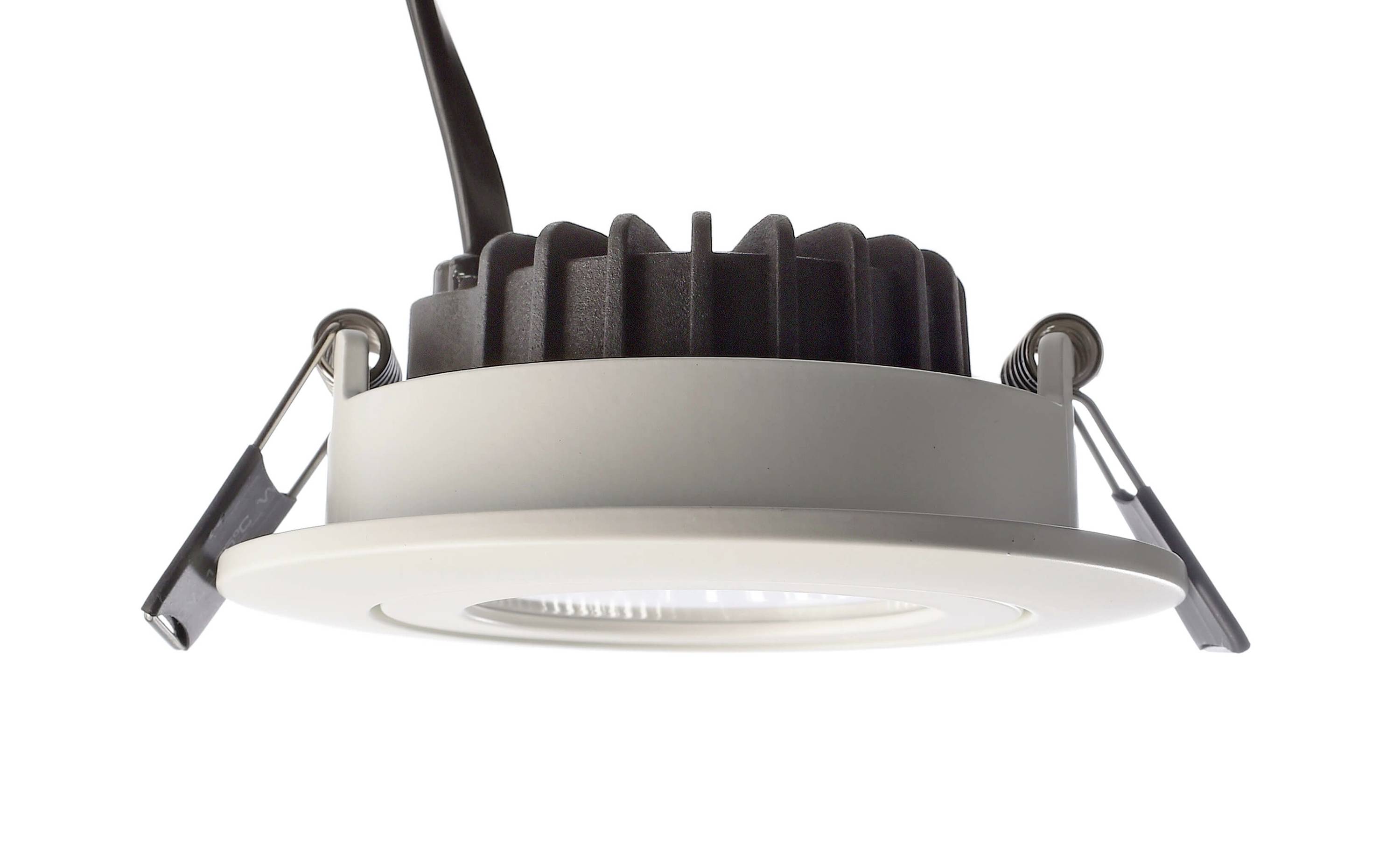 Biely LED zapustený reflektor s čiernymi chladiacimi rebrami a montážnymi svorkami.