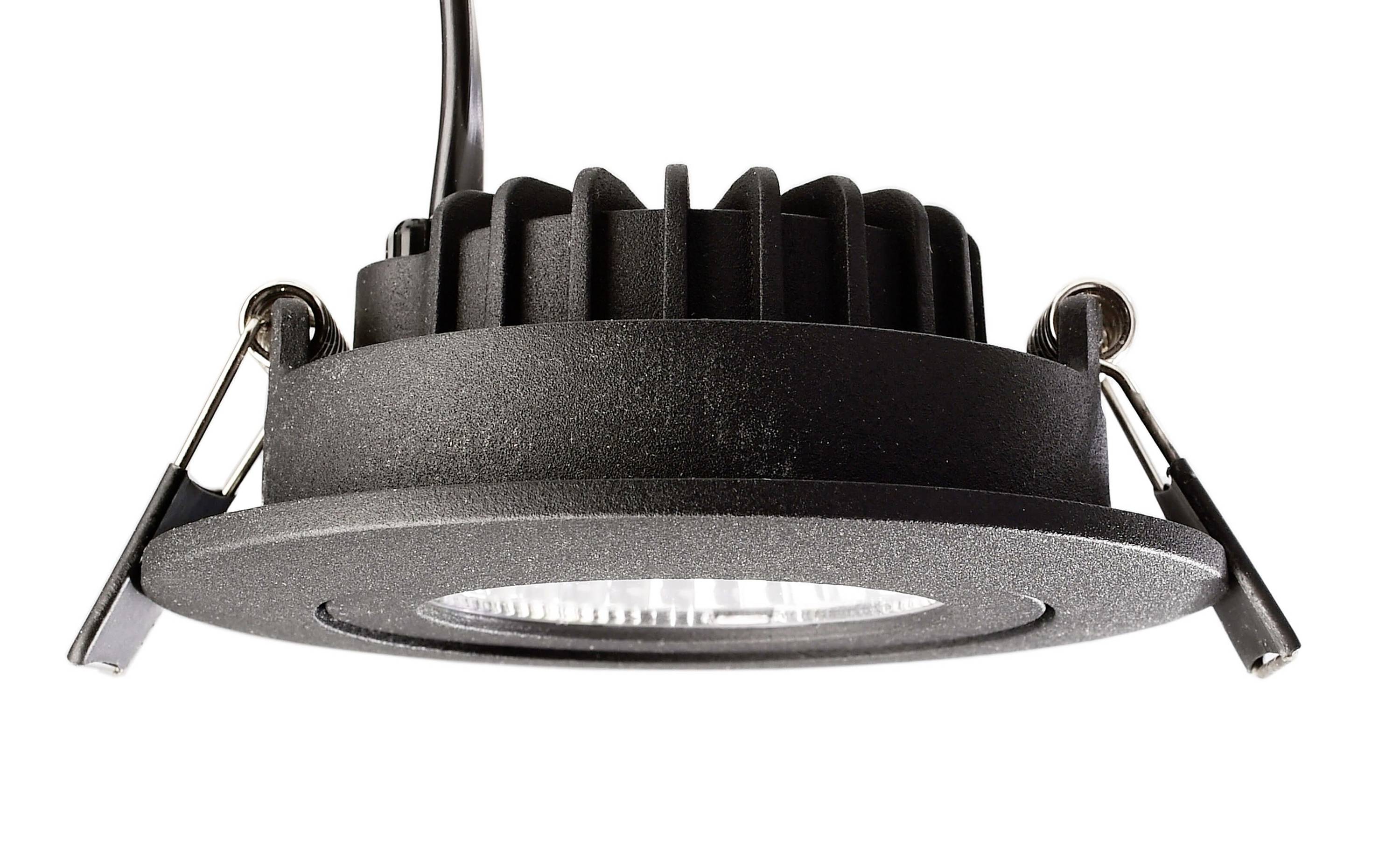 Okrúhle čierne LED stropné podhľadové svietidlo s chladiacimi rebrami a upevňovacími svorkami, pohľad spredu.