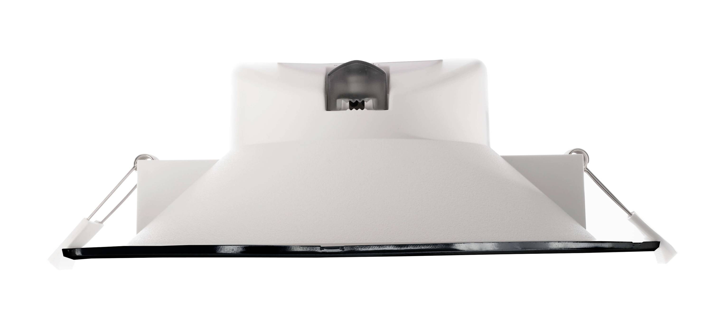 Obdĺžnikové biele stropné svietidlo s ostrými hranami a centrálnym svetelným zdrojom v strede.