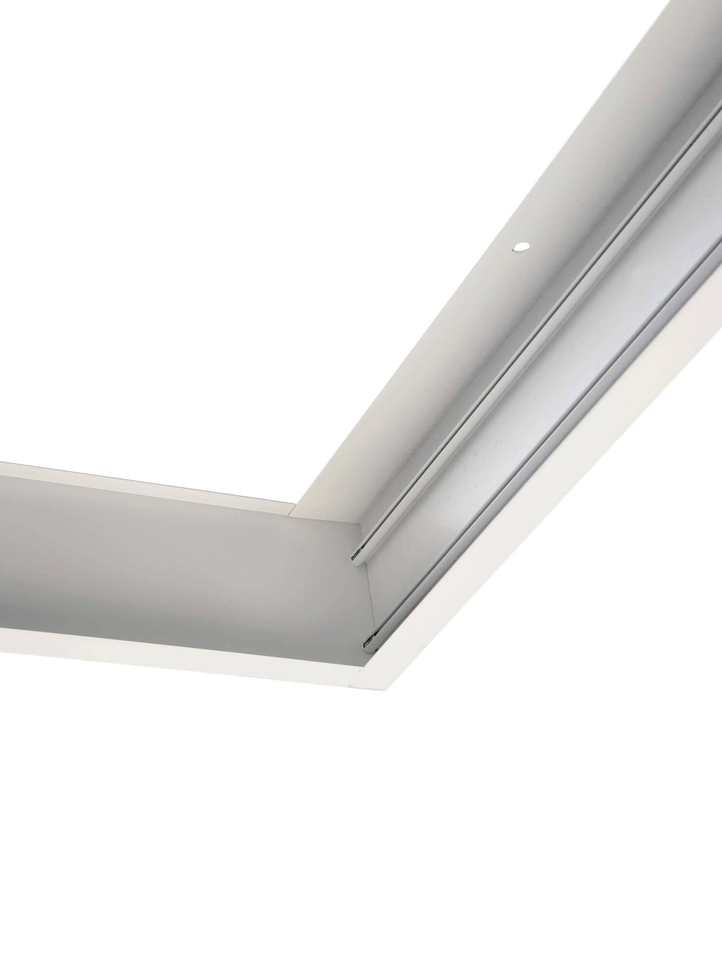 Pohľad na sivý vnútorný okenný rám s moderným dizajnom a čistými líniami.