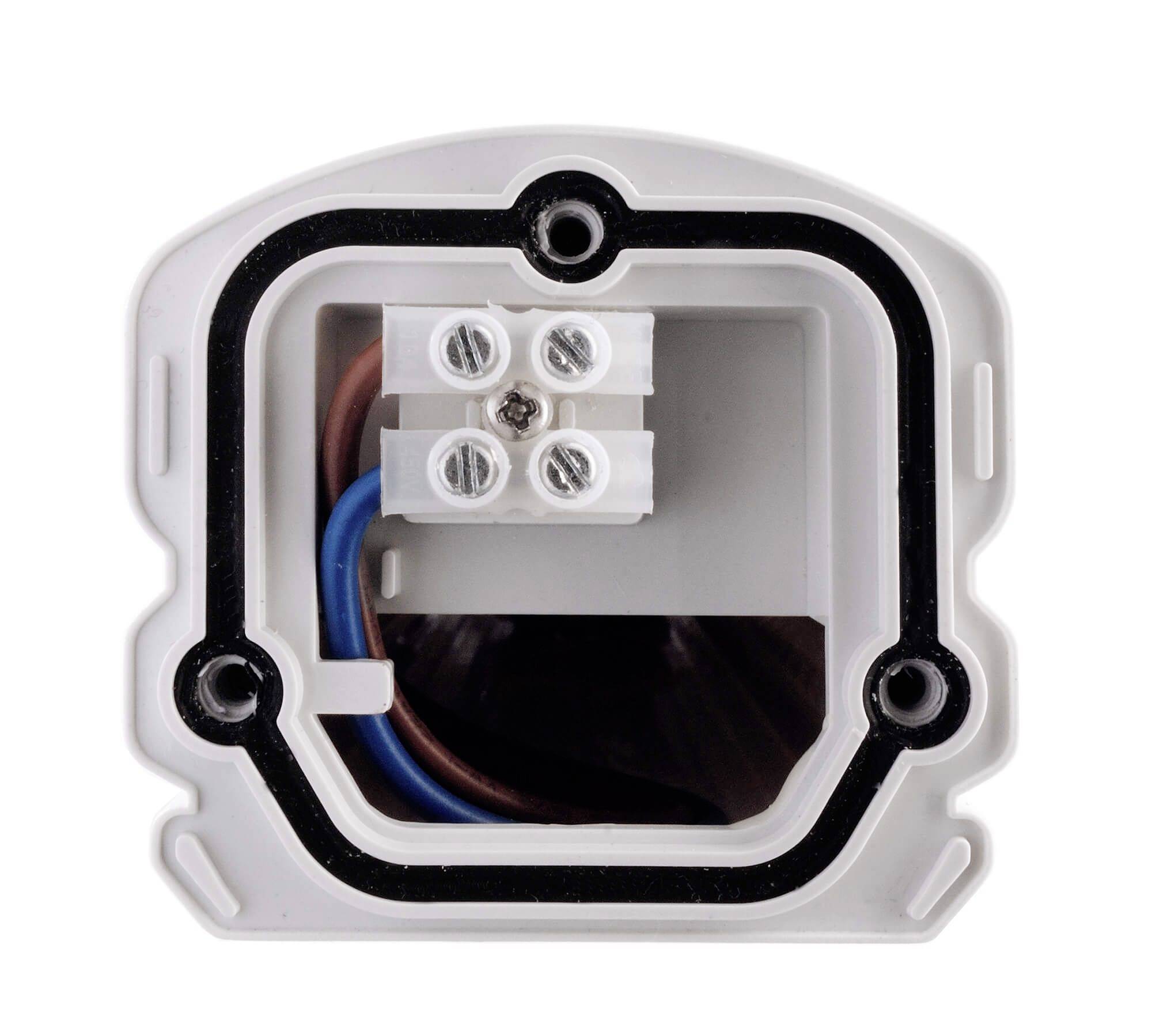 Detailný záber elektrickej zásuvky s viditelnými farebnými káblovými pripojeniami v modrej a hnedej farbe, vhodný pre technické inštalácie.