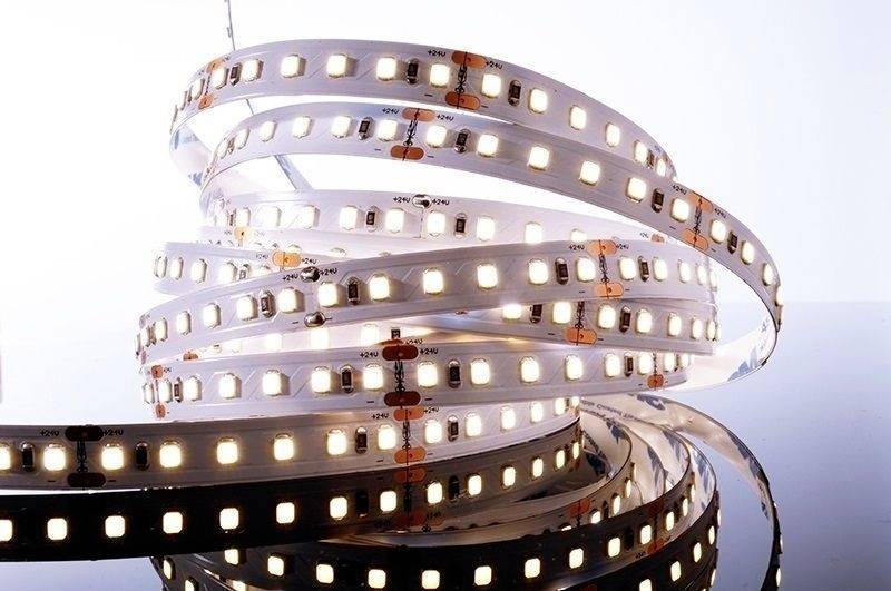 Srolená LED svetelná páska s jasnými diódami na bielom pozadí.