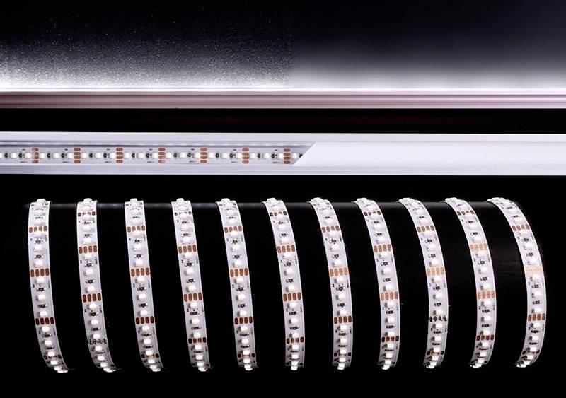 Detailný záber niekoľkých LED pásov na čiernom pozadí, ktoré sú rovnomerne usporiadané a vyžarujú svetlo.