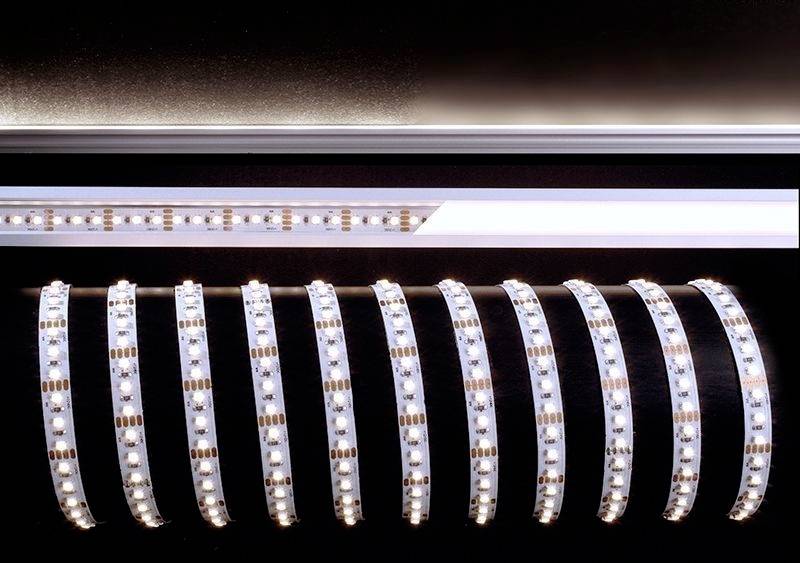 LED svetelné pásy v rôznych zakrivených tvaroch na čiernom pozadí, ktoré zobrazujú flexibilitu a svietivosť pásov.