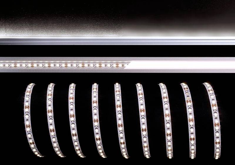 Formálne, kovové a lesklé náramky s bielymi a medenej farby detailmi, symetricky usporiadané na čiernom povrchu.