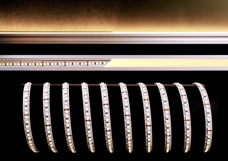 Desať diamantmi osadených náramkov vystavených v rade pod zlatou lištou. Elegantný dizajn šperkov v luxusnom prostredí.