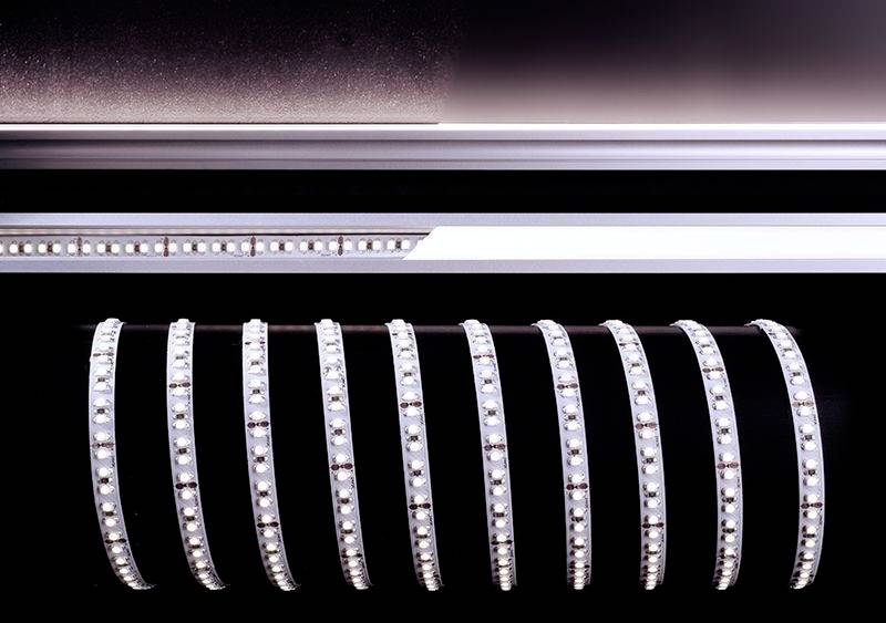 LED svetelný pruh s viacerými ohybmi na čiernom pozadí. Zobrazuje sa jasný a rovnomerný svetelný distribučný vzor.