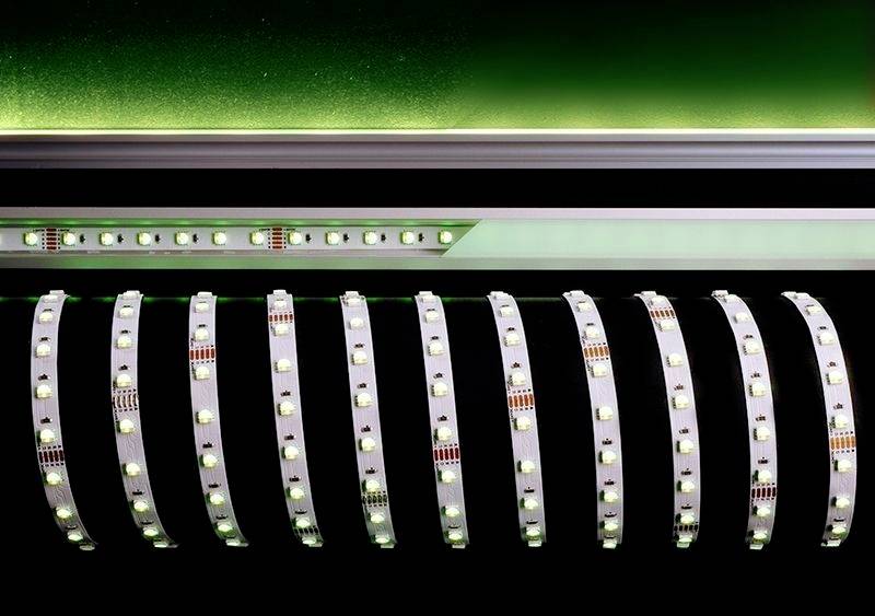 Niekoľko LED pásov je usporiadaných paralelne, s rozsvietenými LED diódami. Hore je dodatočný pás pod zeleným svetlom.