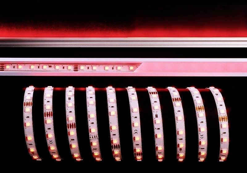 LED pásiky v odtieňoch červenej, rovnomerne rozložené a žiariace. Sú umiestnené vedľa seba na čiernom pozadí.