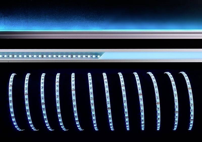 LED svetelný pás na čiernom pozadí vyžarujúci modré svetlo. Hore dlhší pruh, pod ním kratšie, rovnomerne zakrivené pruhy.