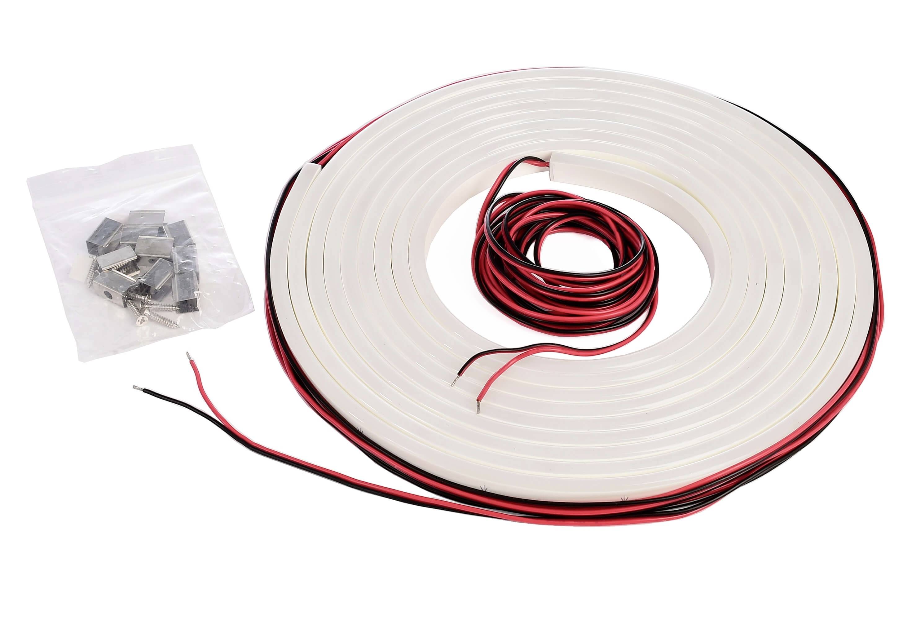 Biela LED svetelná páska so červenými a čiernymi vodičmi, vedľa ktorej leží vrecúško s malými kovovými sponkami.