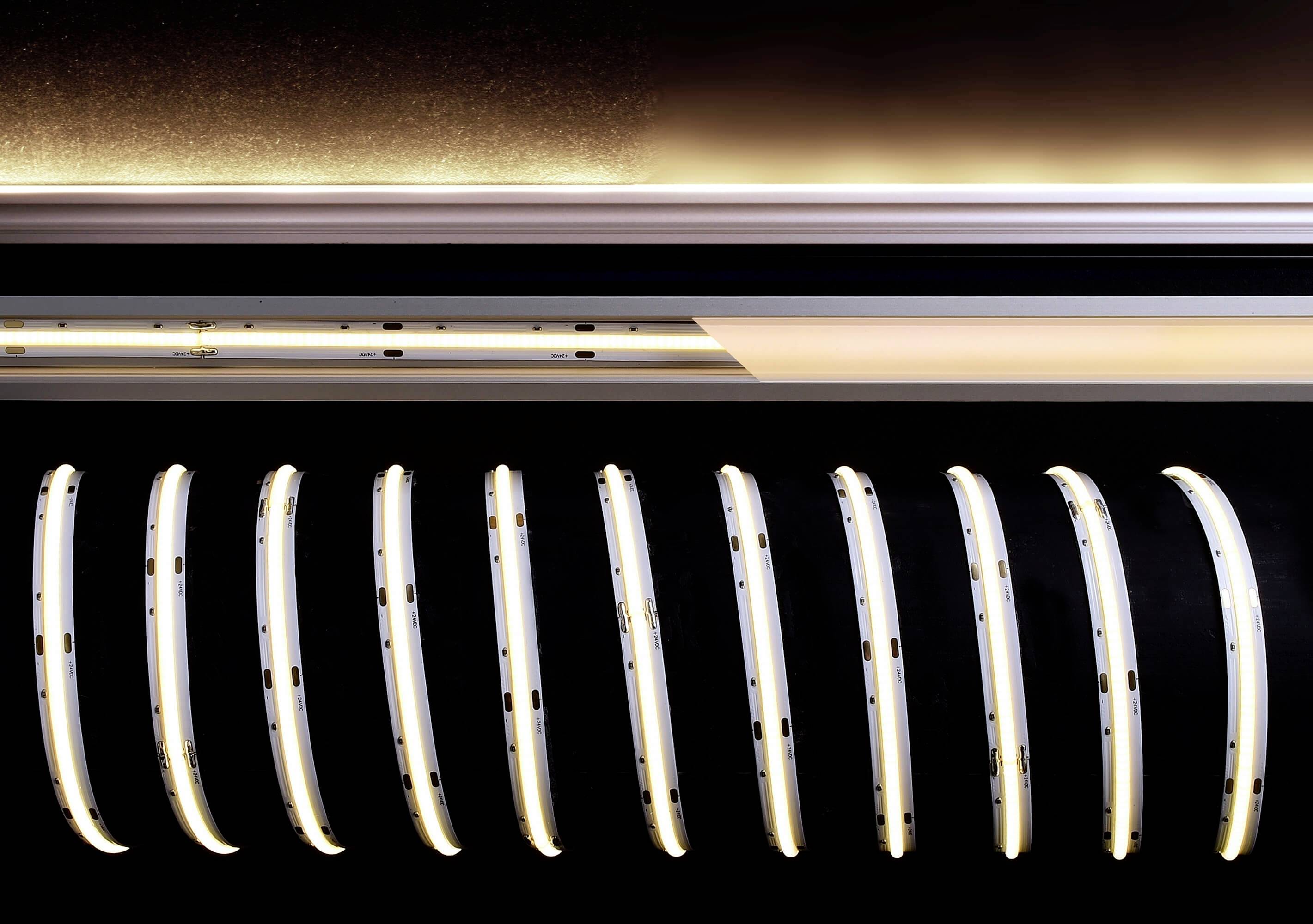 Niekoľko bielych banánov usporiadaných v dvoch radoch na čiernej ploche pred zlatým pozadím.