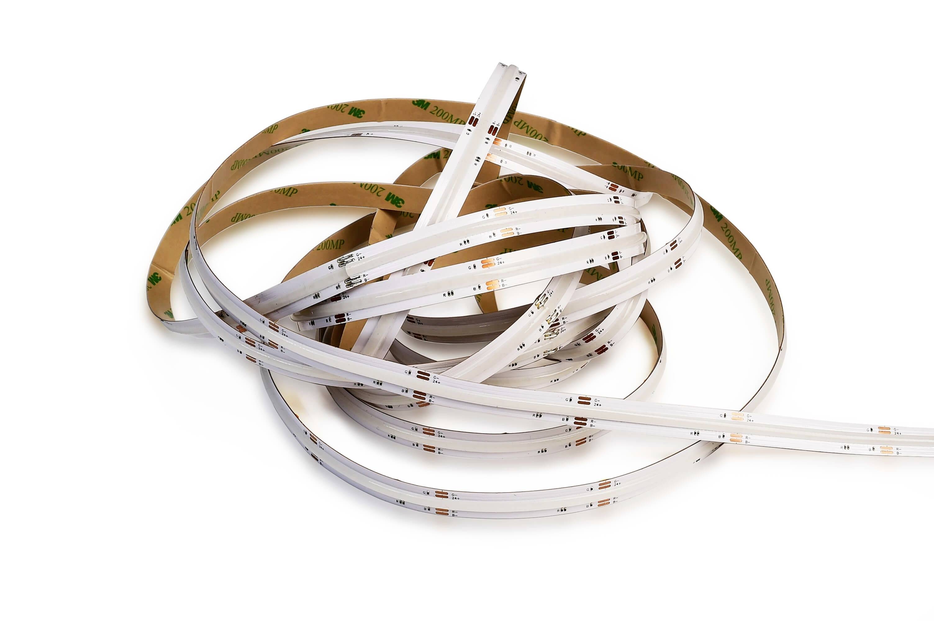 Zvinutý LED svetelný pás na bielom pozadí.