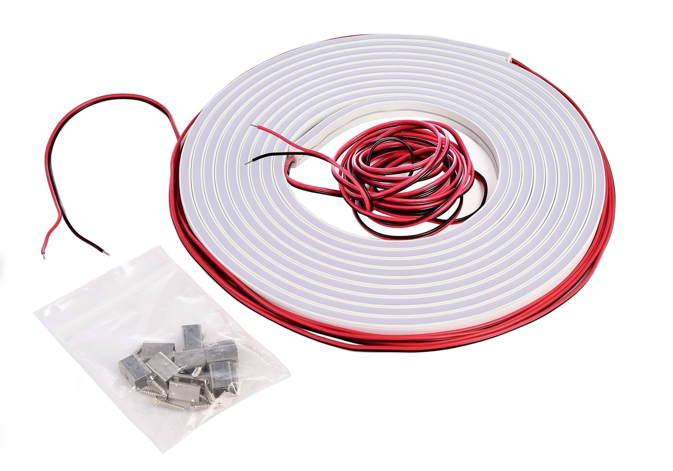 Zvinutý LED svetelný pás s červenými a čiernymi káblami, vedľa ktorého je vrecúško s kovovými sponkami. Vhodné pre dekoračné alebo osvetľovacie projekty.